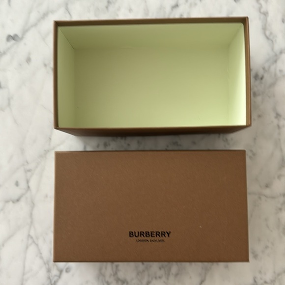 Burberry sunglasses box (empty) - Picture 3 of 5
